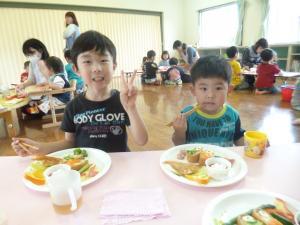 給食を頬張っている姿